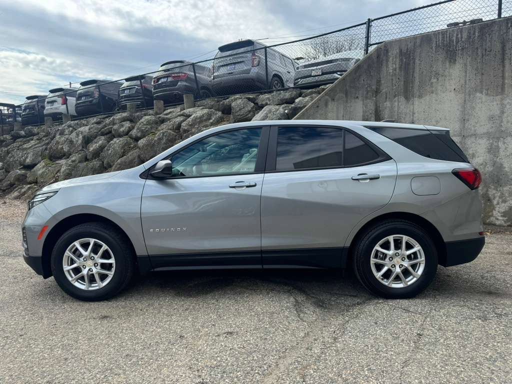 Used 2024 Chevrolet Equinox LS w/ LS Convenience Package image 2