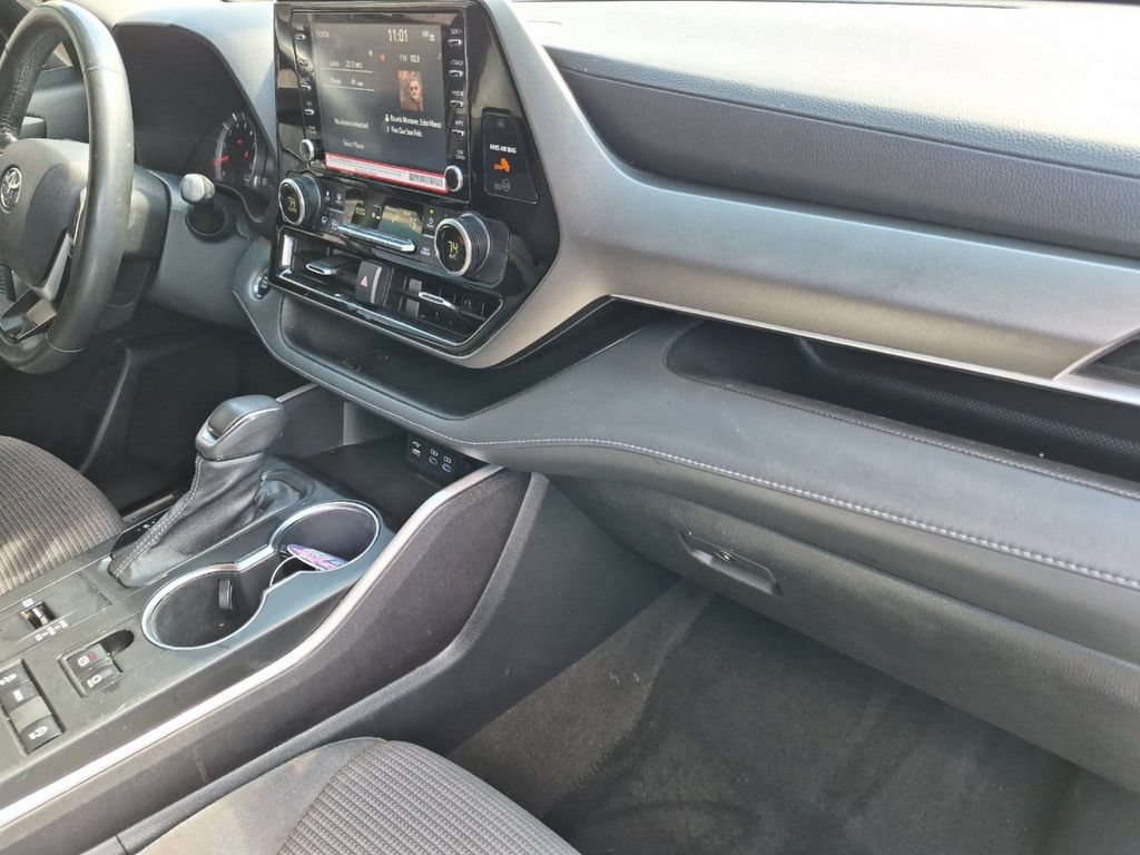 Used 2022 Toyota Highlander LE FWD image 16