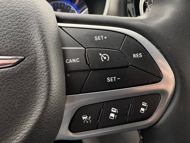 Used 2023 Chrysler Pacifica Touring-L FWD image 25