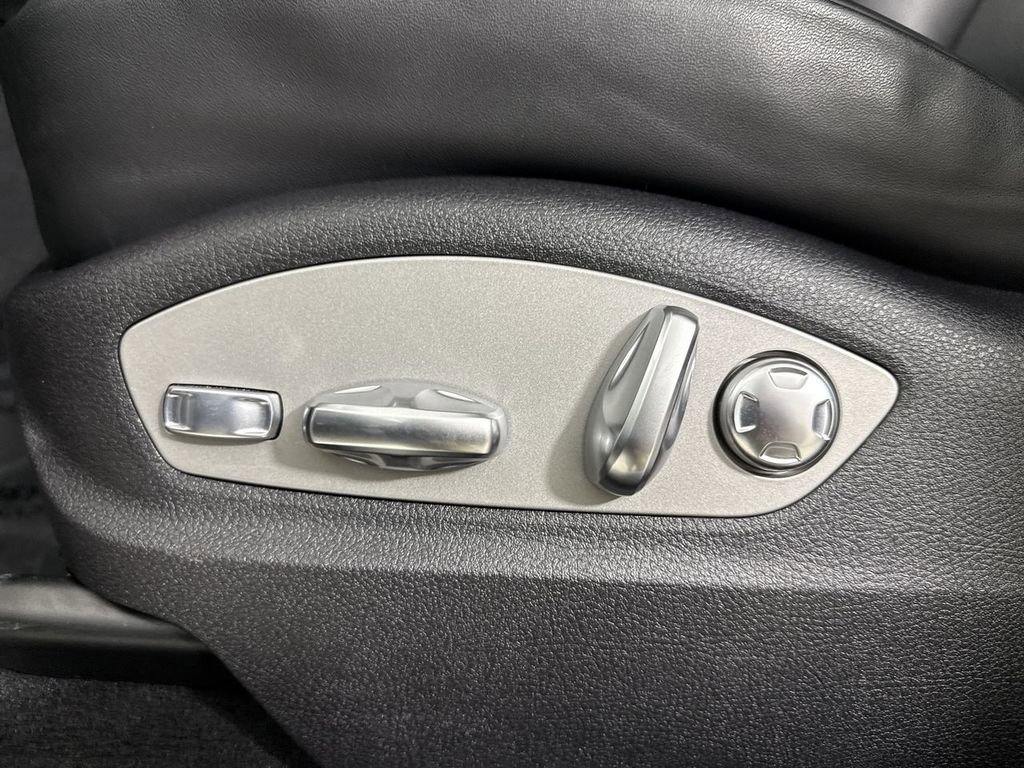 Certified 2025 Porsche Macan image 40