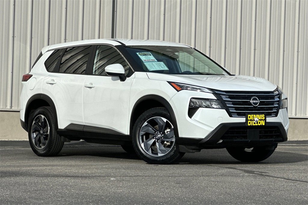 Used 2025 Nissan Rogue SV image 2