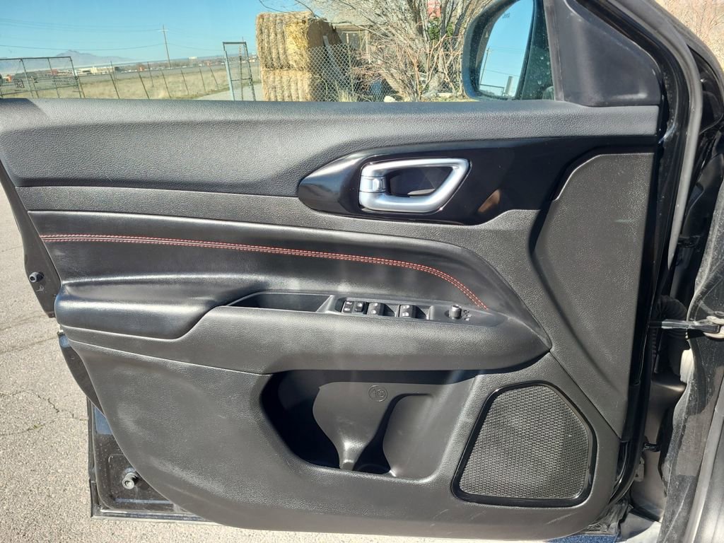 Used 2025 Jeep Compass Trailhawk image 19
