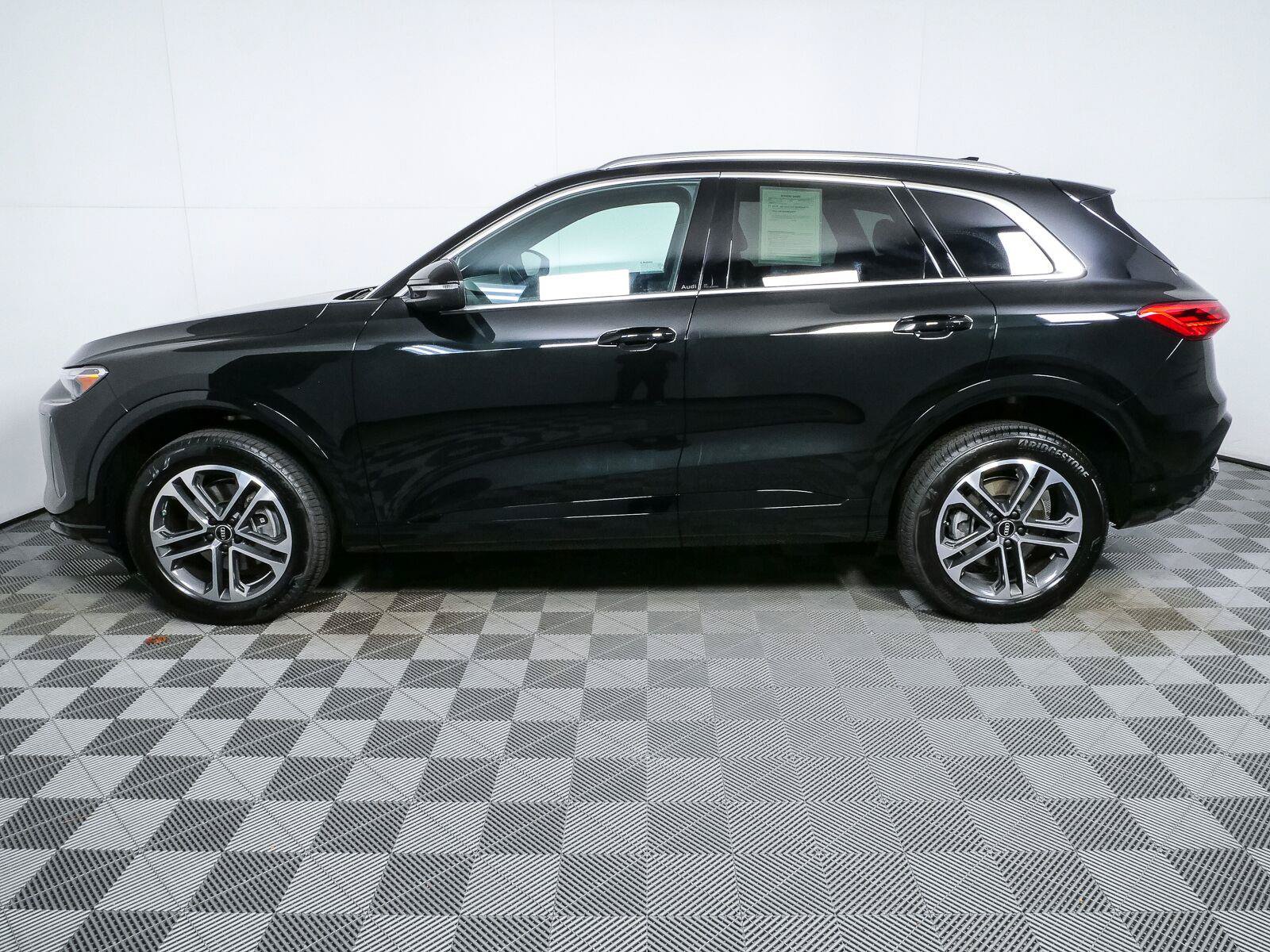 Used 2025 Audi Q5 Premium w/ Convenience Package AWD/4WD image 27