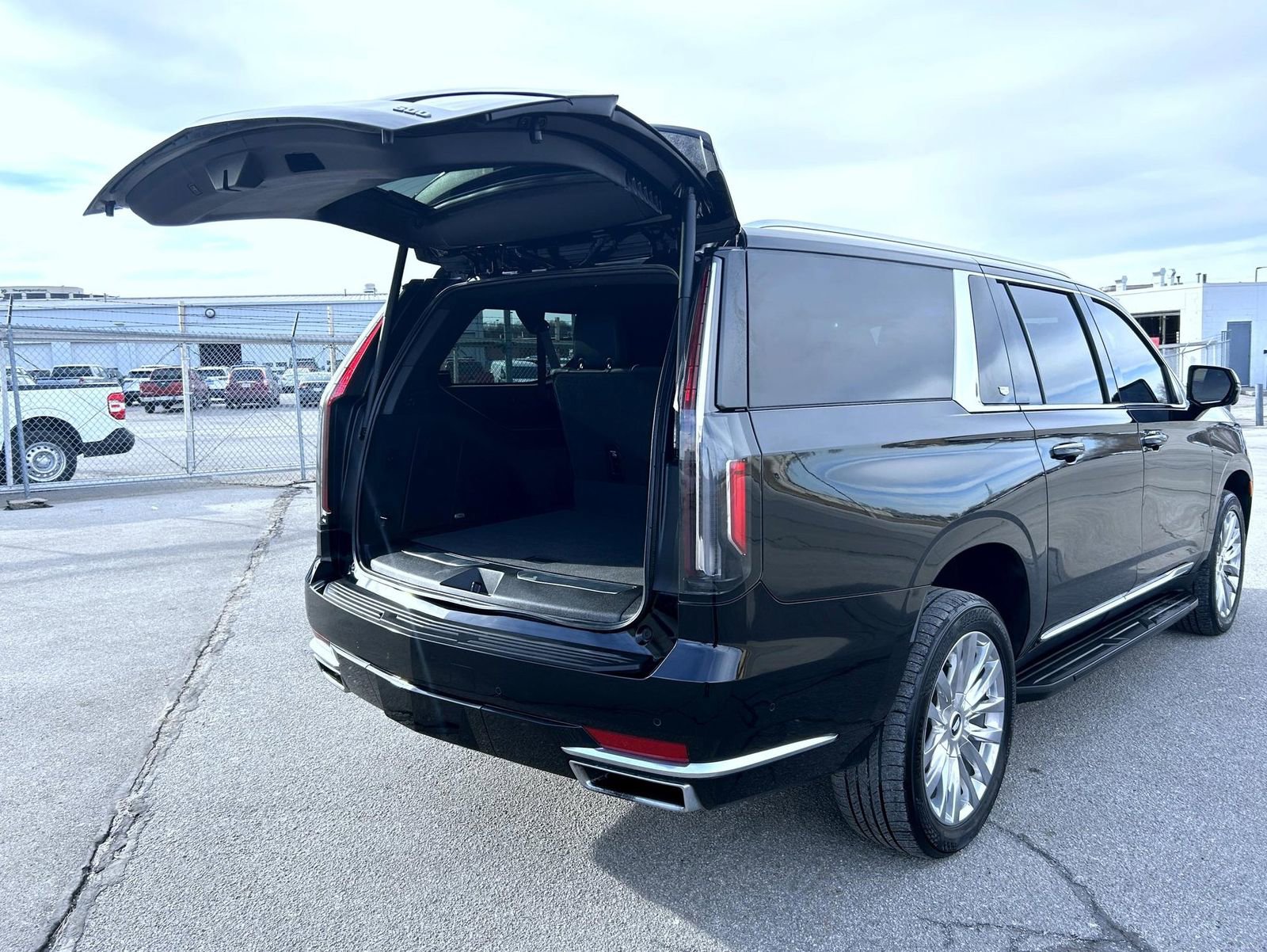 Certified 2023 Cadillac Escalade ESV Premium Luxury image 23