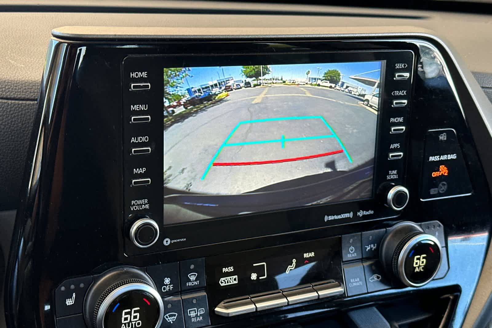 Used 2021 Toyota Highlander XLE AWD/4WD image 22