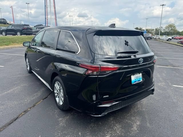 Used 2023 Toyota Sienna XSE AWD/4WD image 5