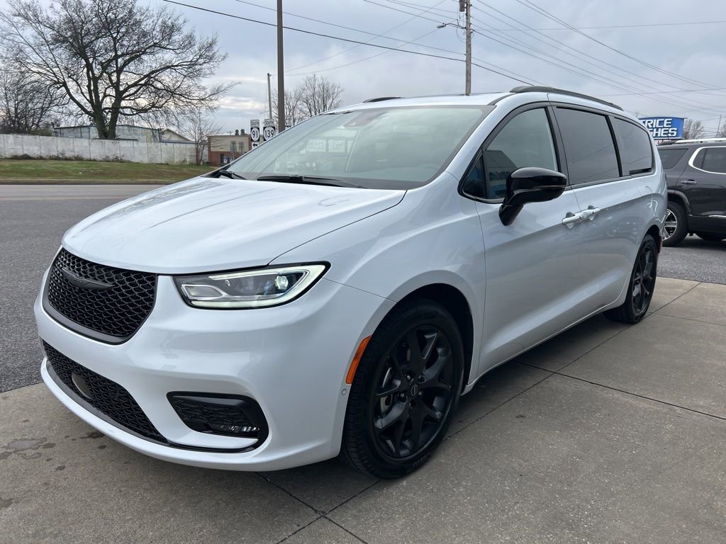 New 2026 Chrysler Pacifica Limited w/ S Appearance Package image 5