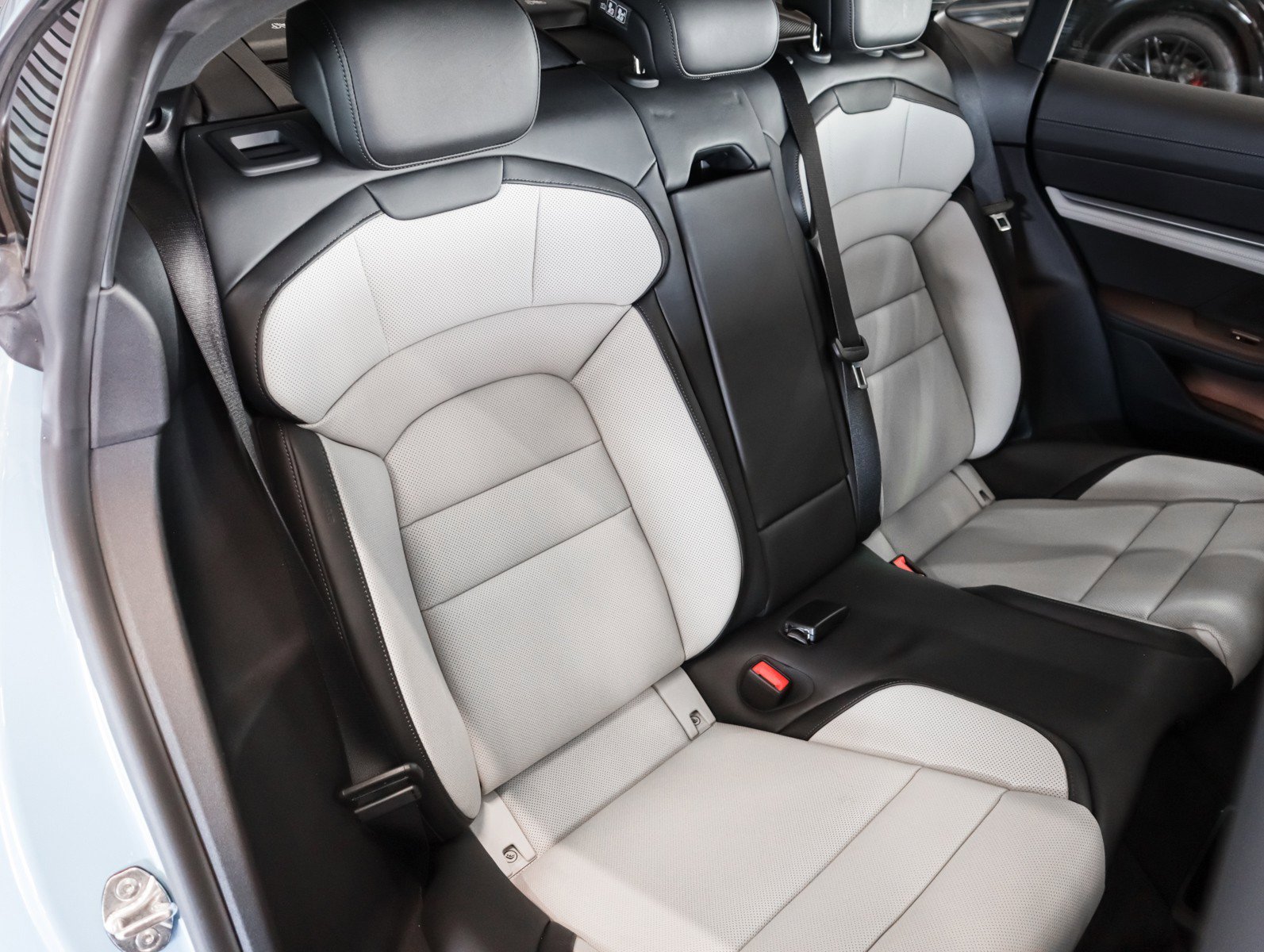 Used 2025 Porsche Taycan image 6