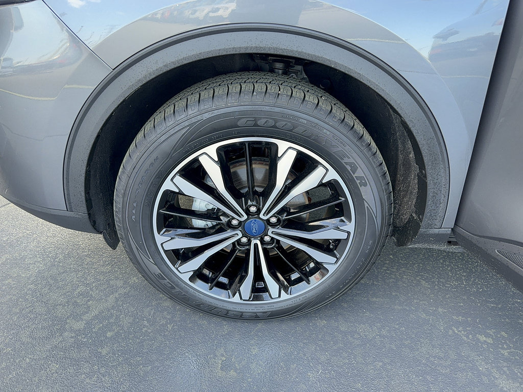 Certified 2022 Ford Escape SEL w/ SEL Stealth AWD Package image 37