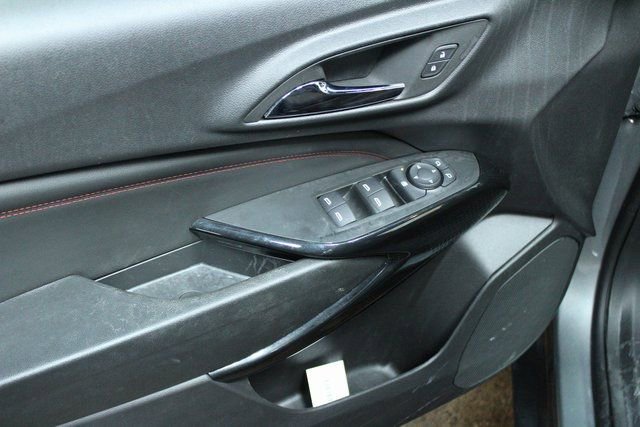 Used 2025 Chevrolet Trax RS w/ Sunroof Package image 12