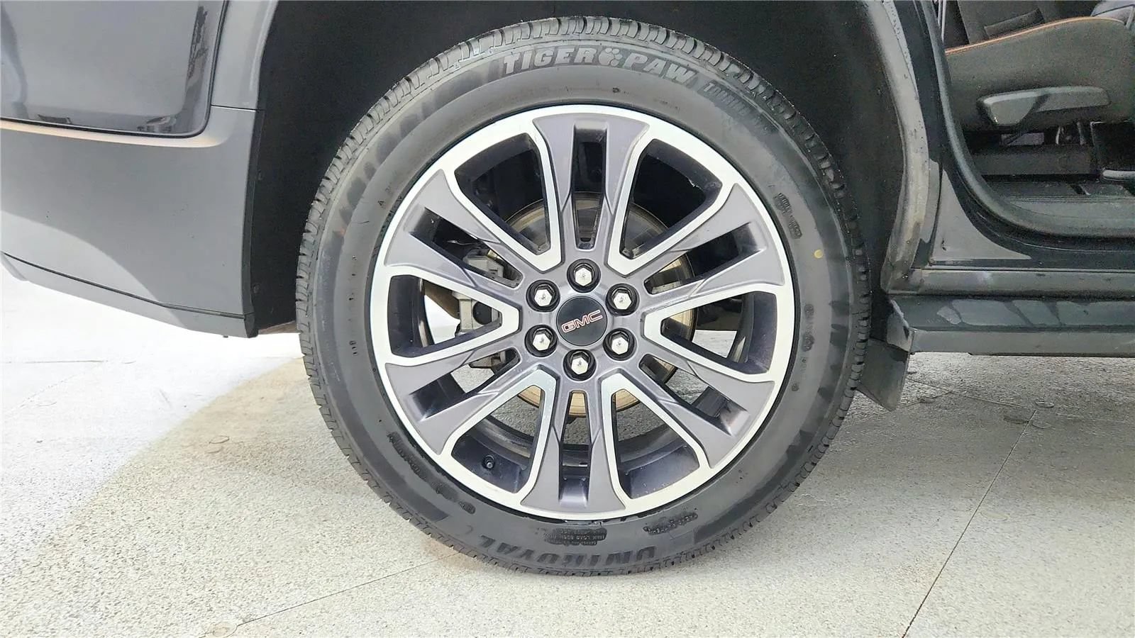 Used 2020 GMC Acadia AT4 w/ Driver Alert Package II AWD/4WD image 13