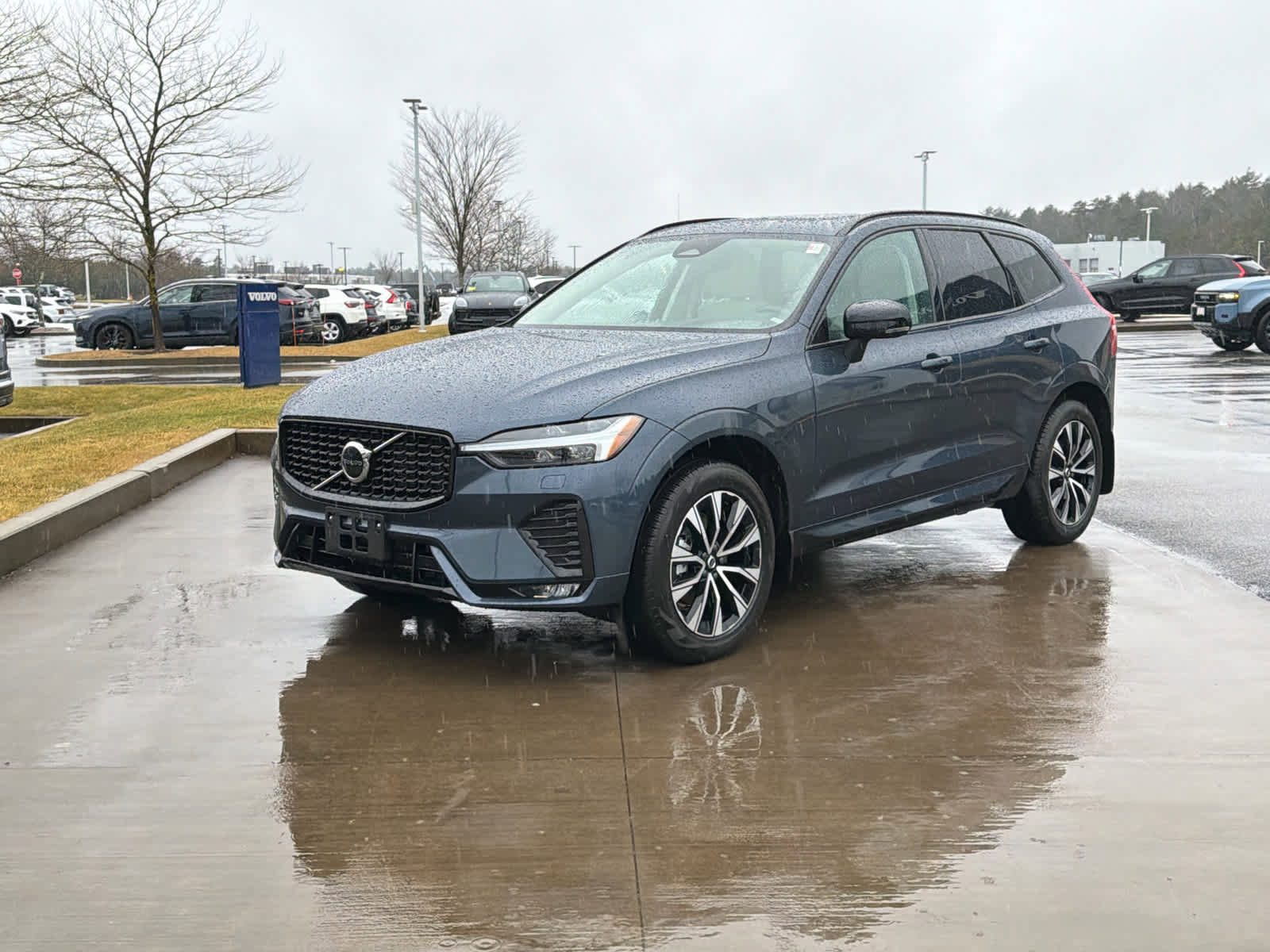 Used 2025 Volvo XC60 B5 Core w/ Protection Package Premier image 4