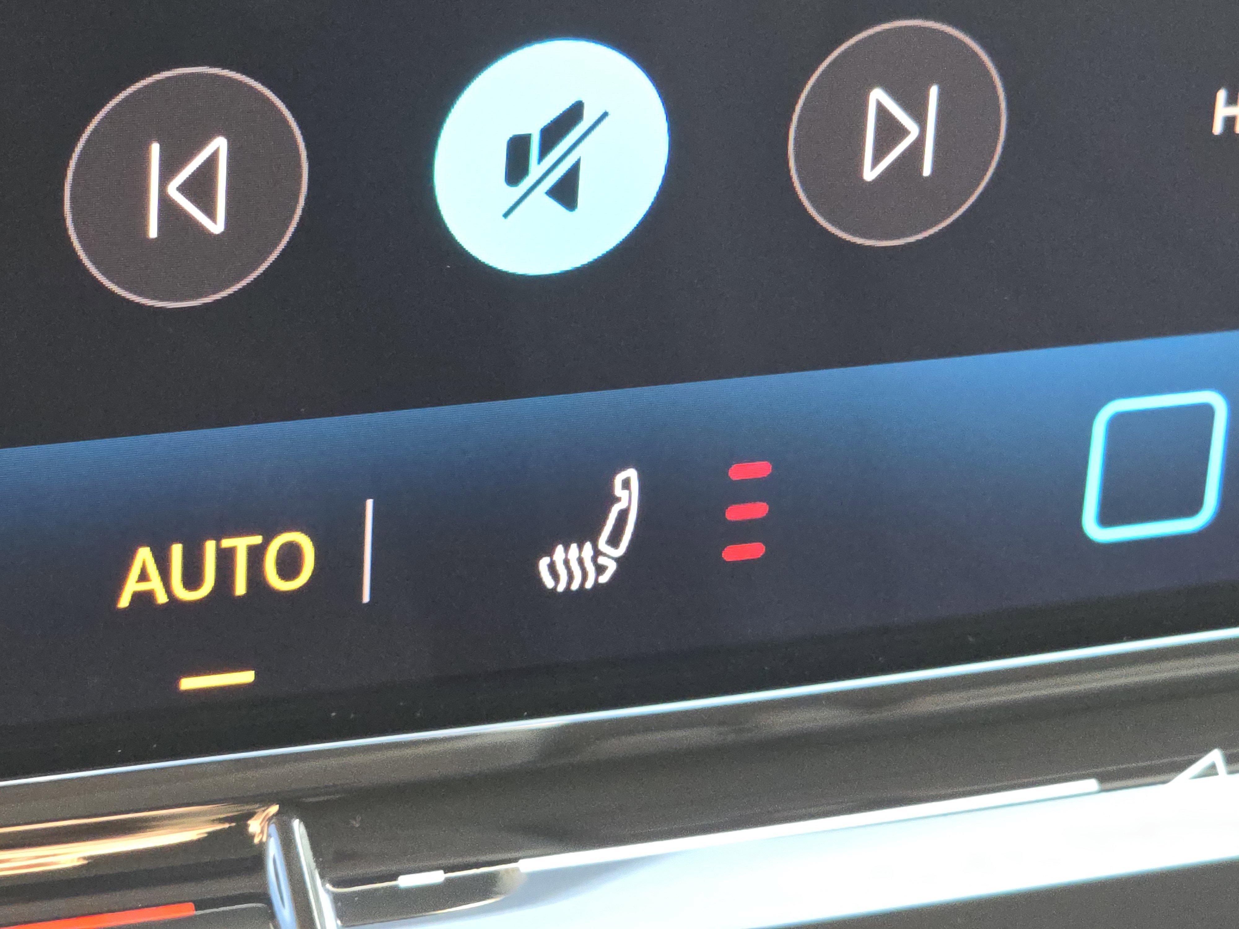 New 2025 Volkswagen Tiguan SE image 11