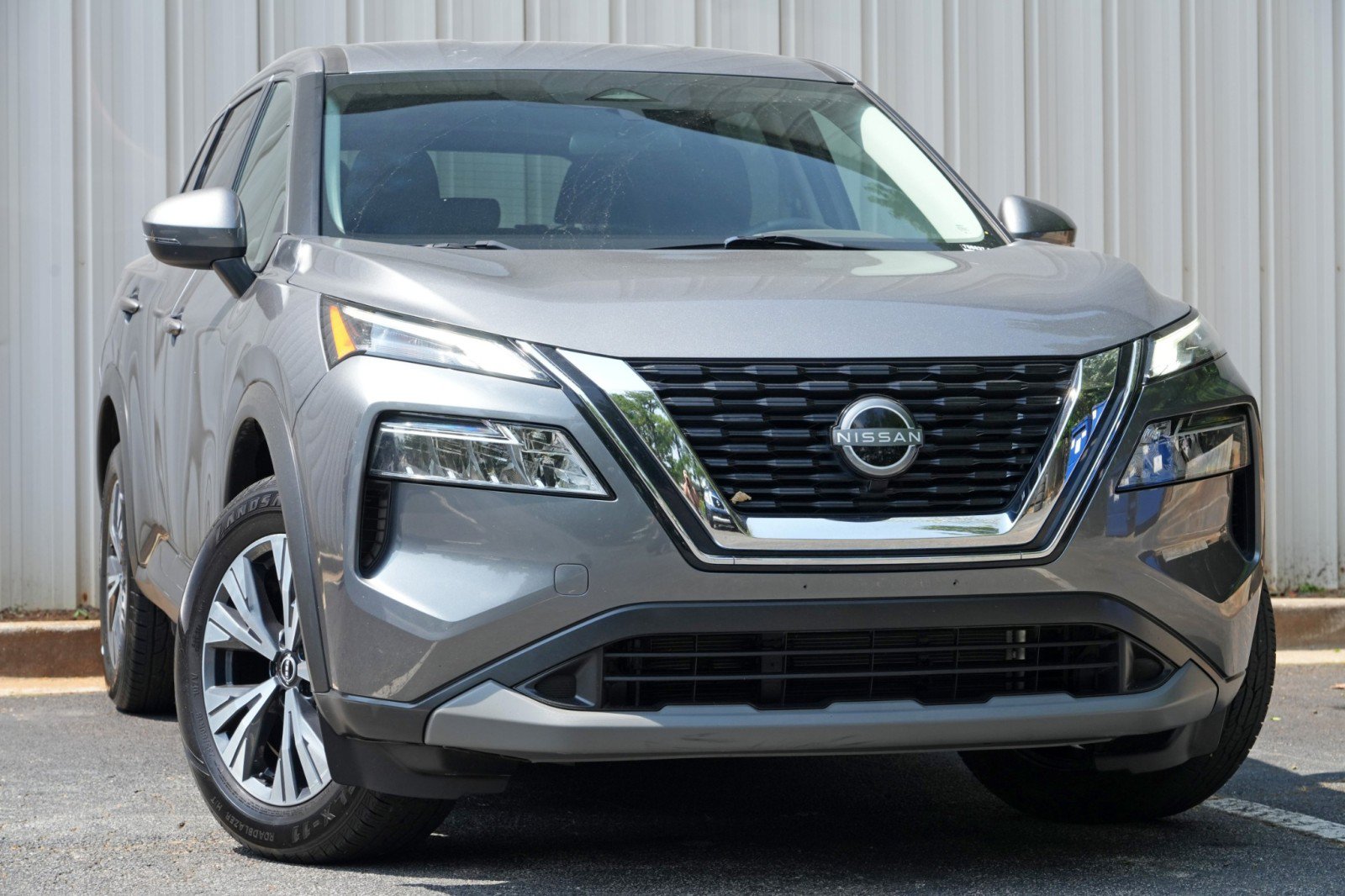 Used 2022 Nissan Rogue SV FWD image 2