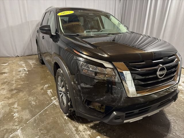 Used 2025 Nissan Pathfinder SL AWD/4WD image 2