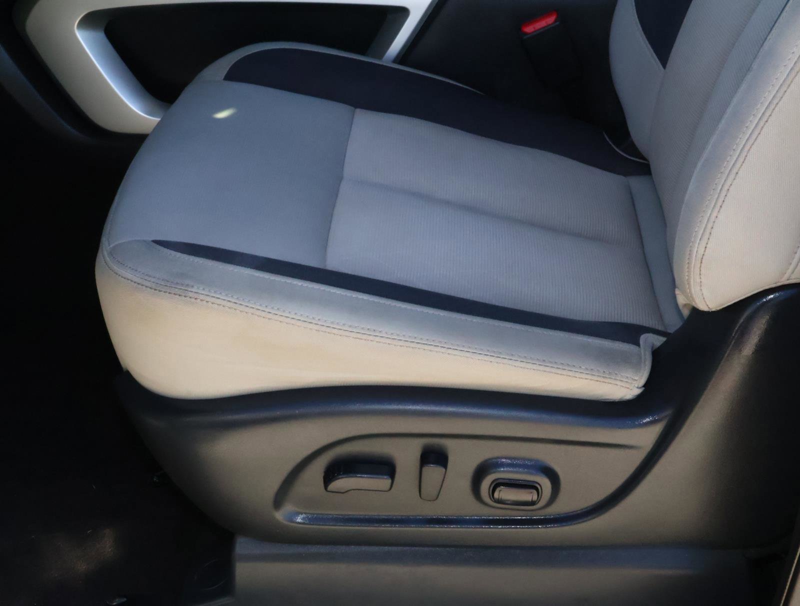 Used 2020 Nissan Titan SV w/ SV Convenience Package image 13