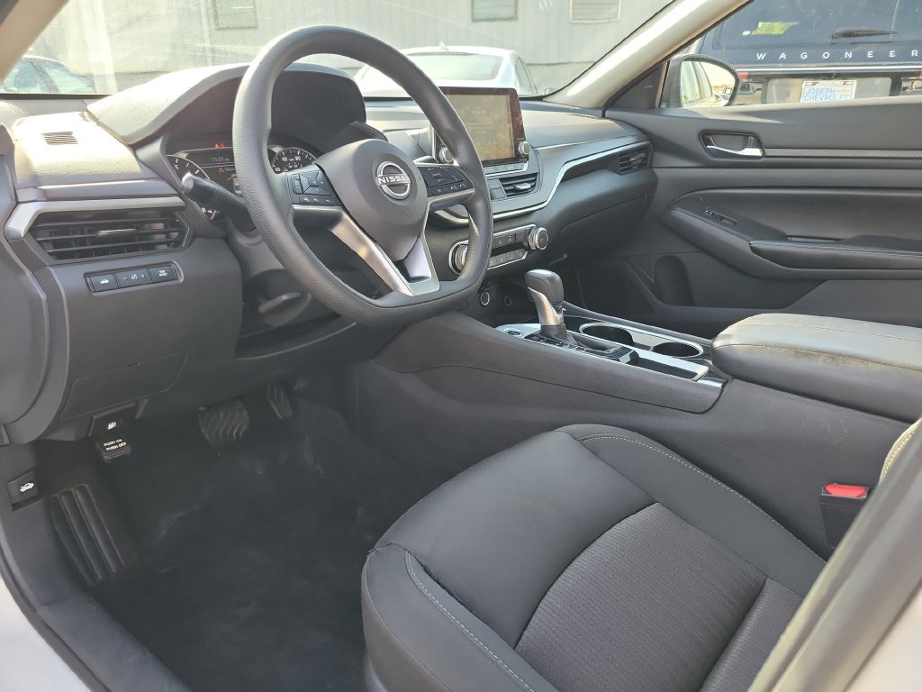 Used 2024 Nissan Altima 2.5 SV FWD image 25