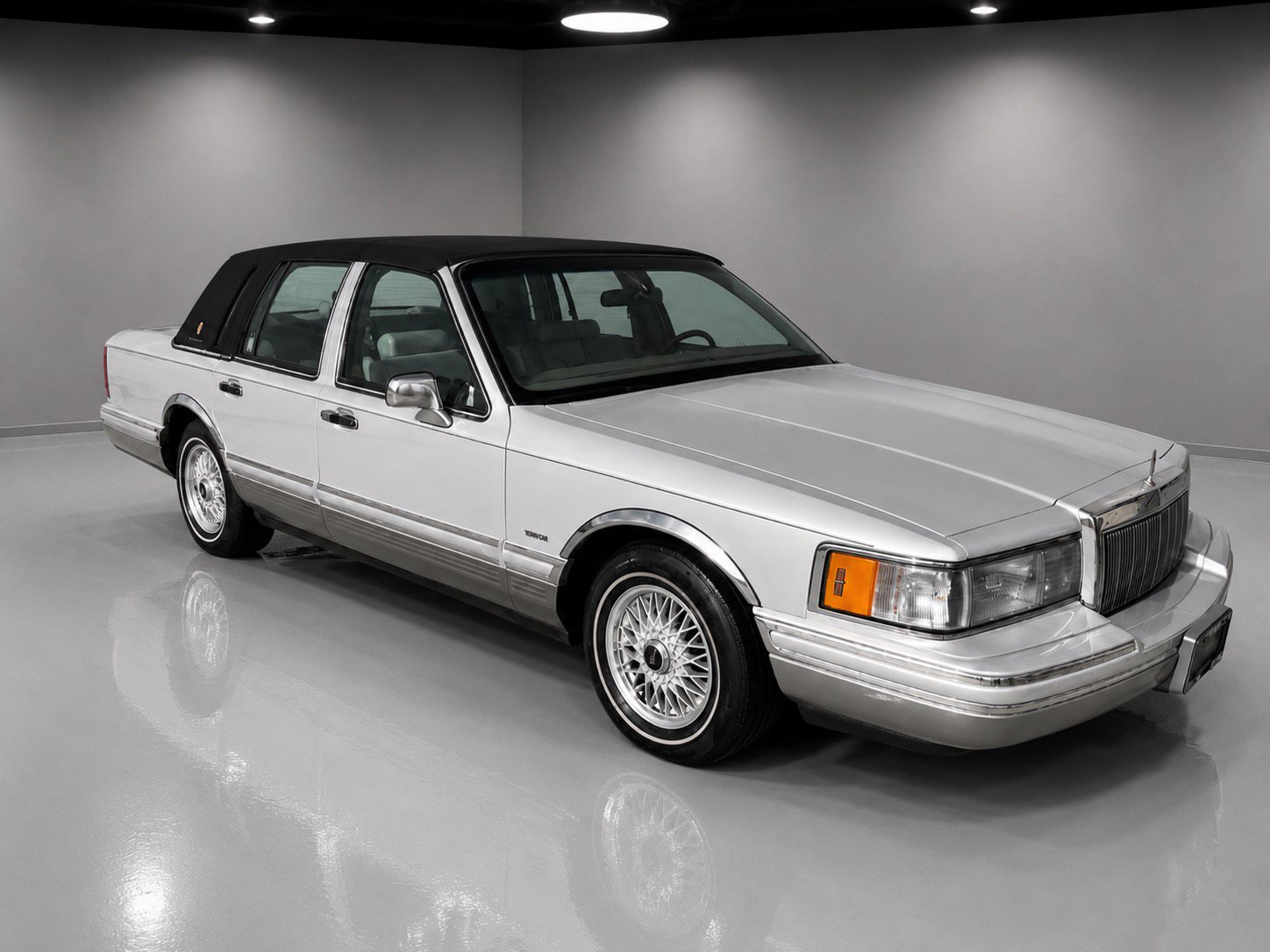 Used 1992 Lincoln Town Car Signature RWD image 6