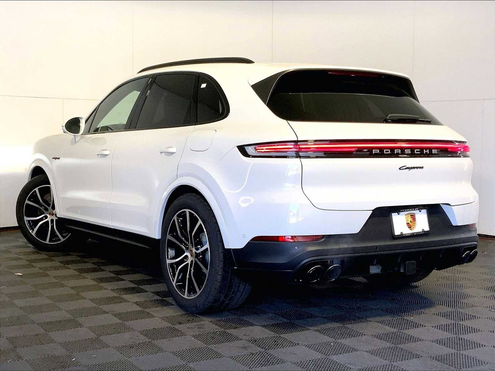 New 2025 Porsche Cayenne E-Hybrid image 3