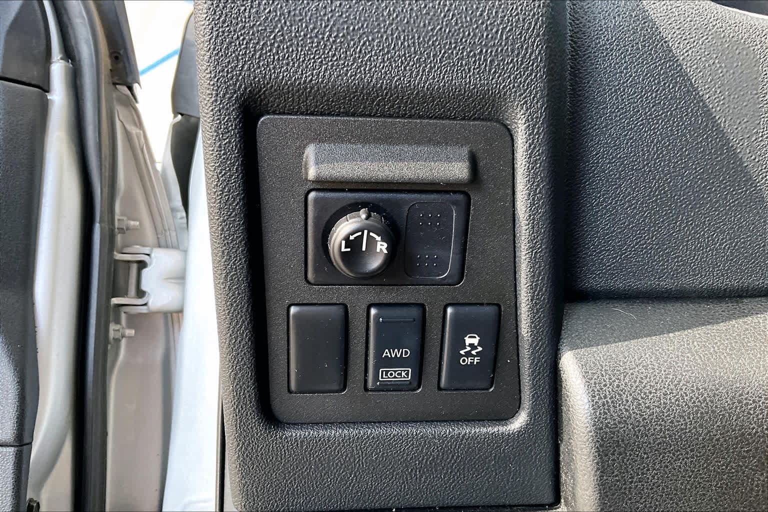 Used 2013 Nissan Rogue SV AWD/4WD image 32