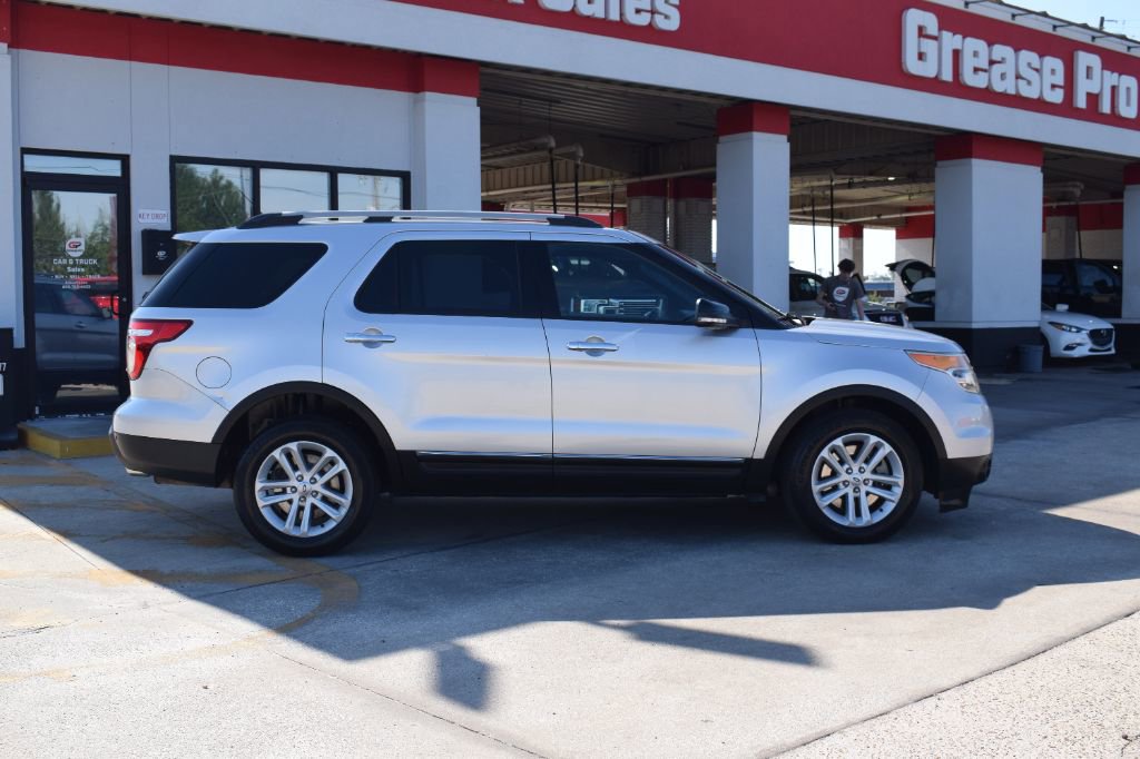Used 2015 Ford Explorer XLT w/ Equipment Group 202B FWD image 3