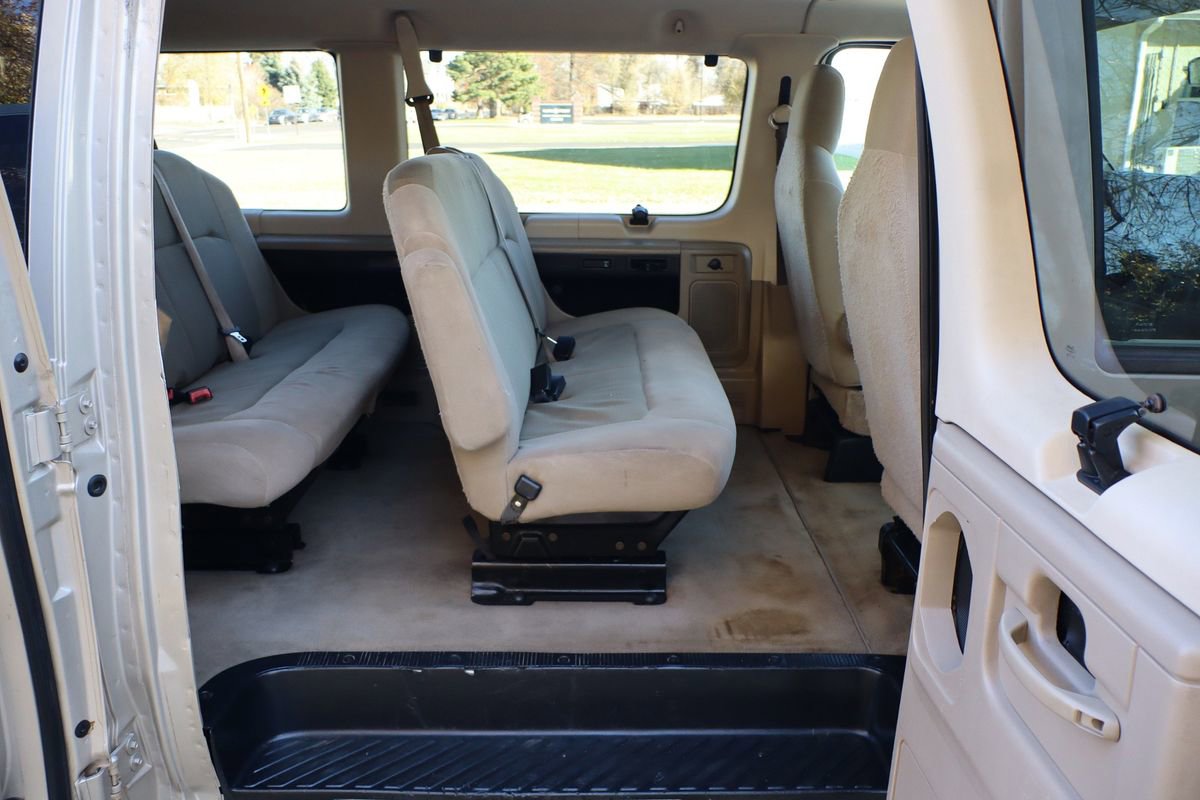 Used 2009 Ford E-350 and Econoline 350 Super Duty Wagon image 20