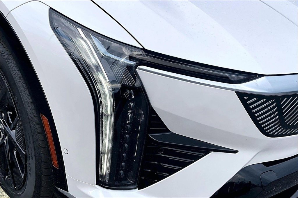Certified 2025 Cadillac Optiq Luxury 2 w/ LPO, Floor Liner Package AWD/4WD image 32