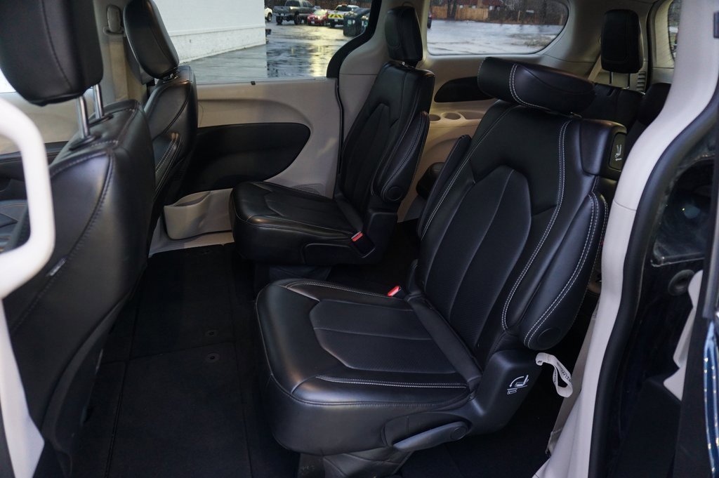 Used 2024 Chrysler Pacifica Touring-L image 11