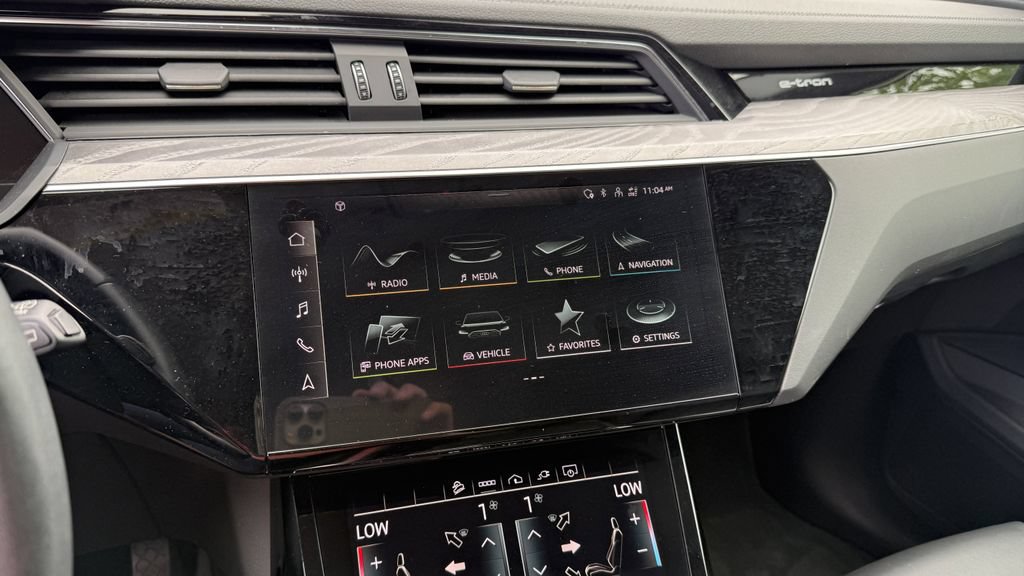 Used 2022 Audi e-tron Premium w/ Convenience Plus Package AWD/4WD image 4