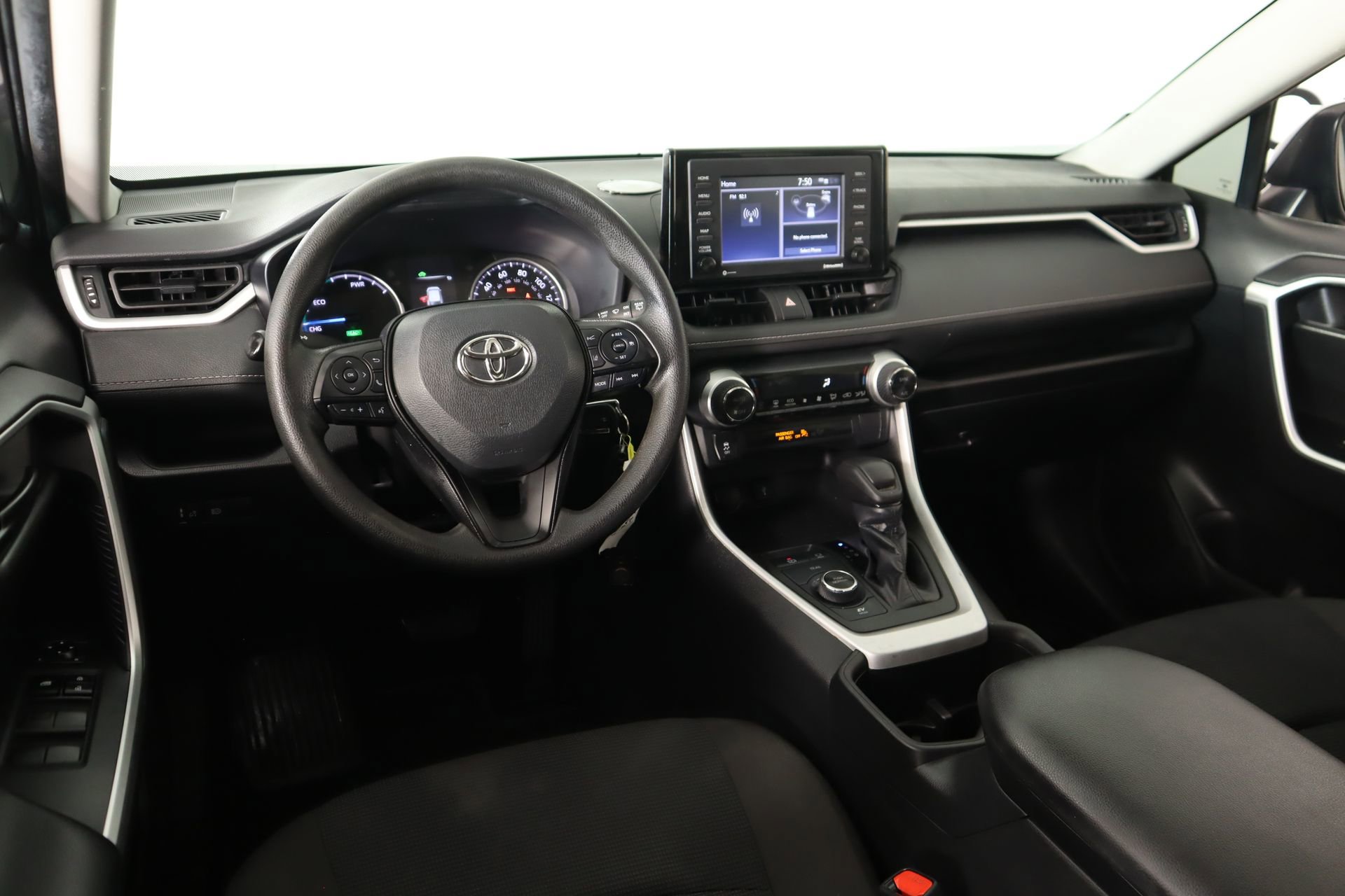 Used 2022 Toyota RAV4 LE image 2