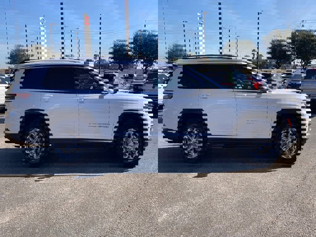 Used 2022 Jeep Grand Cherokee L Laredo w/ Luxury Tech Group I image 4