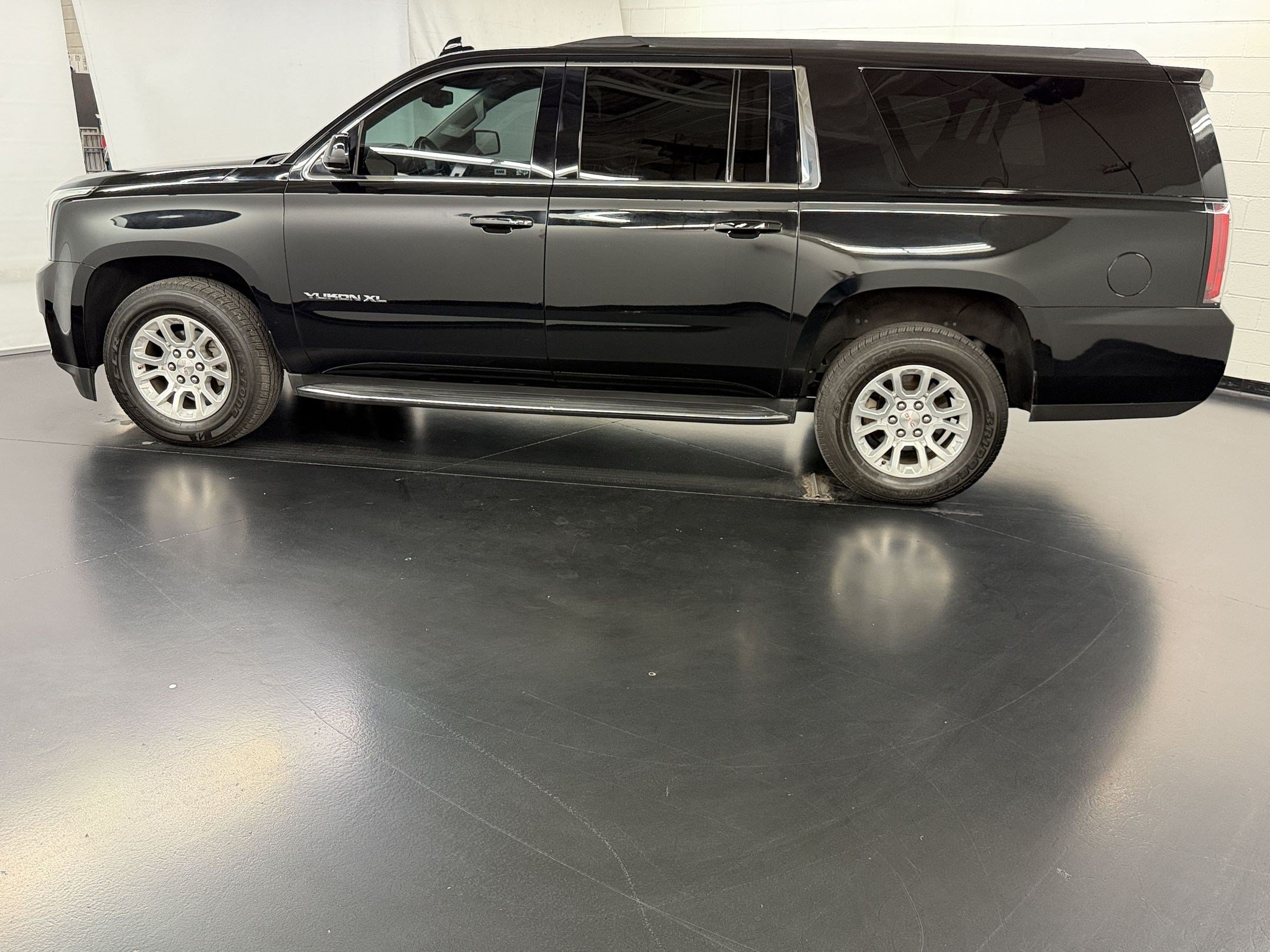 Used 2018 GMC Yukon XL SLT w/ Open Road Package AWD/4WD image 2