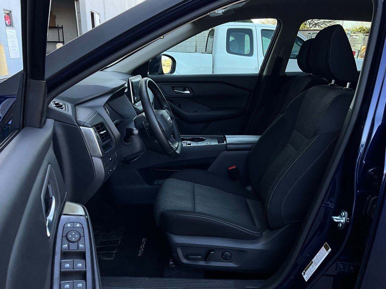 Used 2025 Nissan Rogue SV image 10