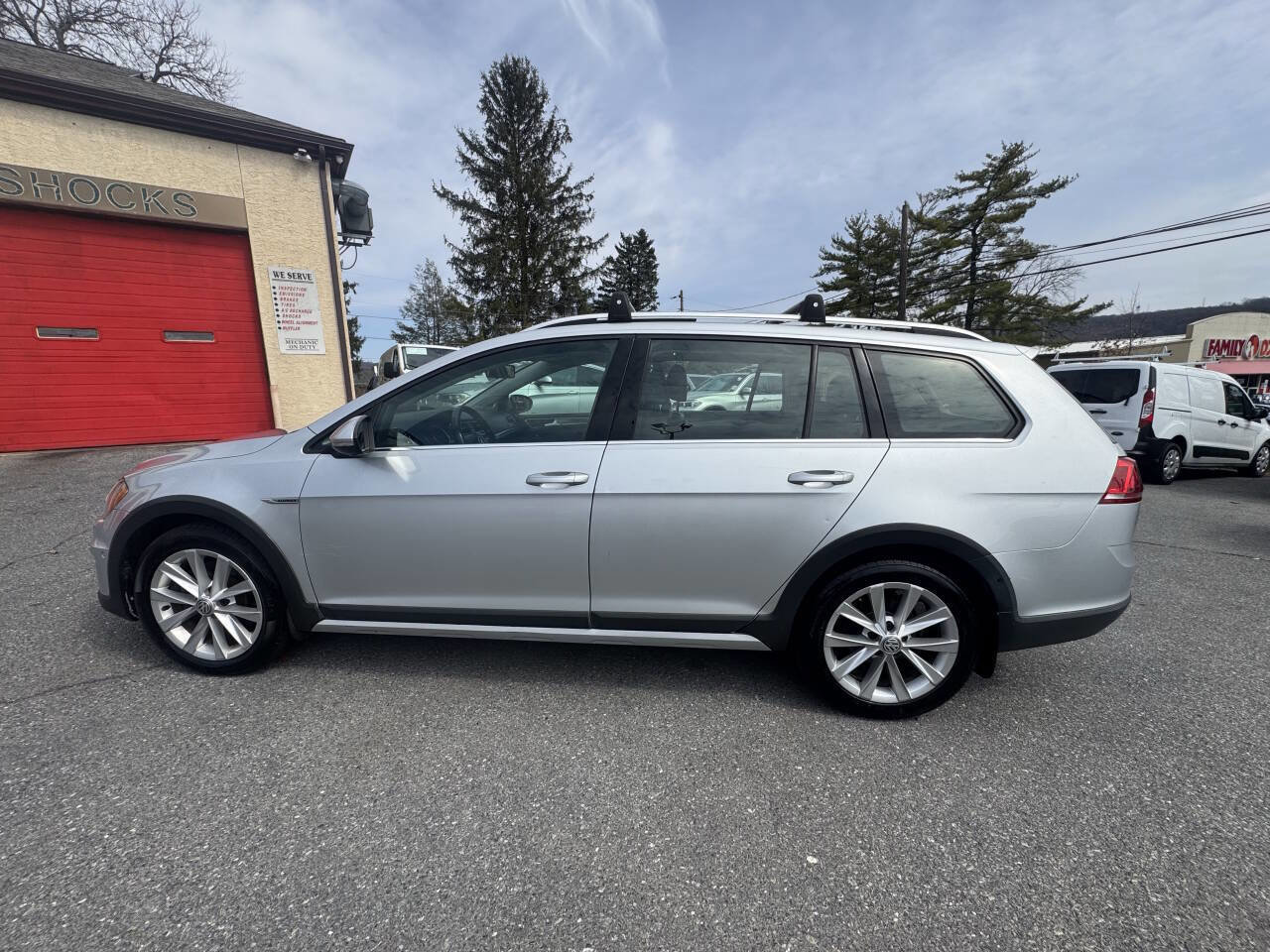 Used 2017 Volkswagen Golf Alltrack SE image 3