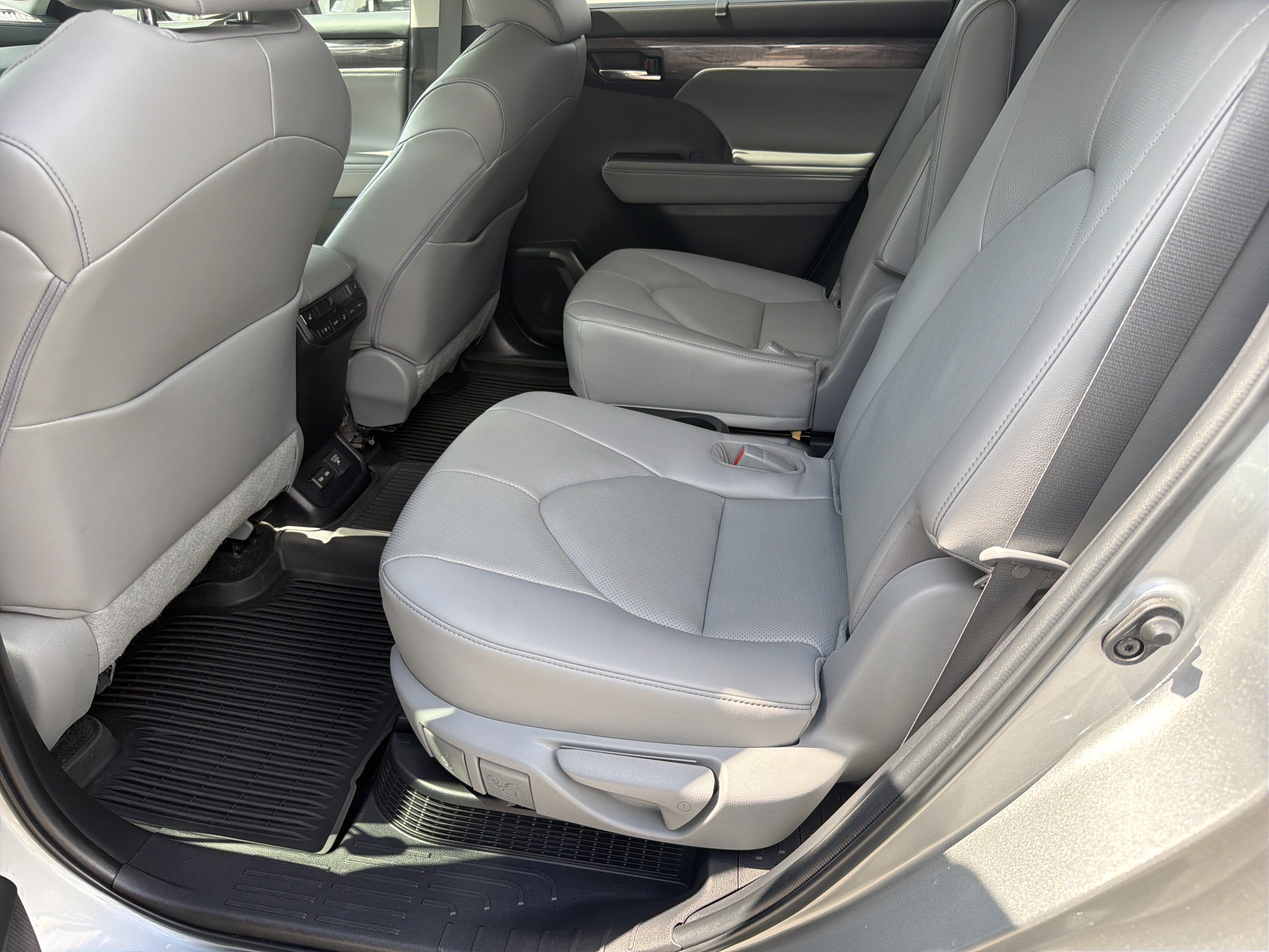 Used 2023 Toyota Highlander Platinum AWD/4WD image 31