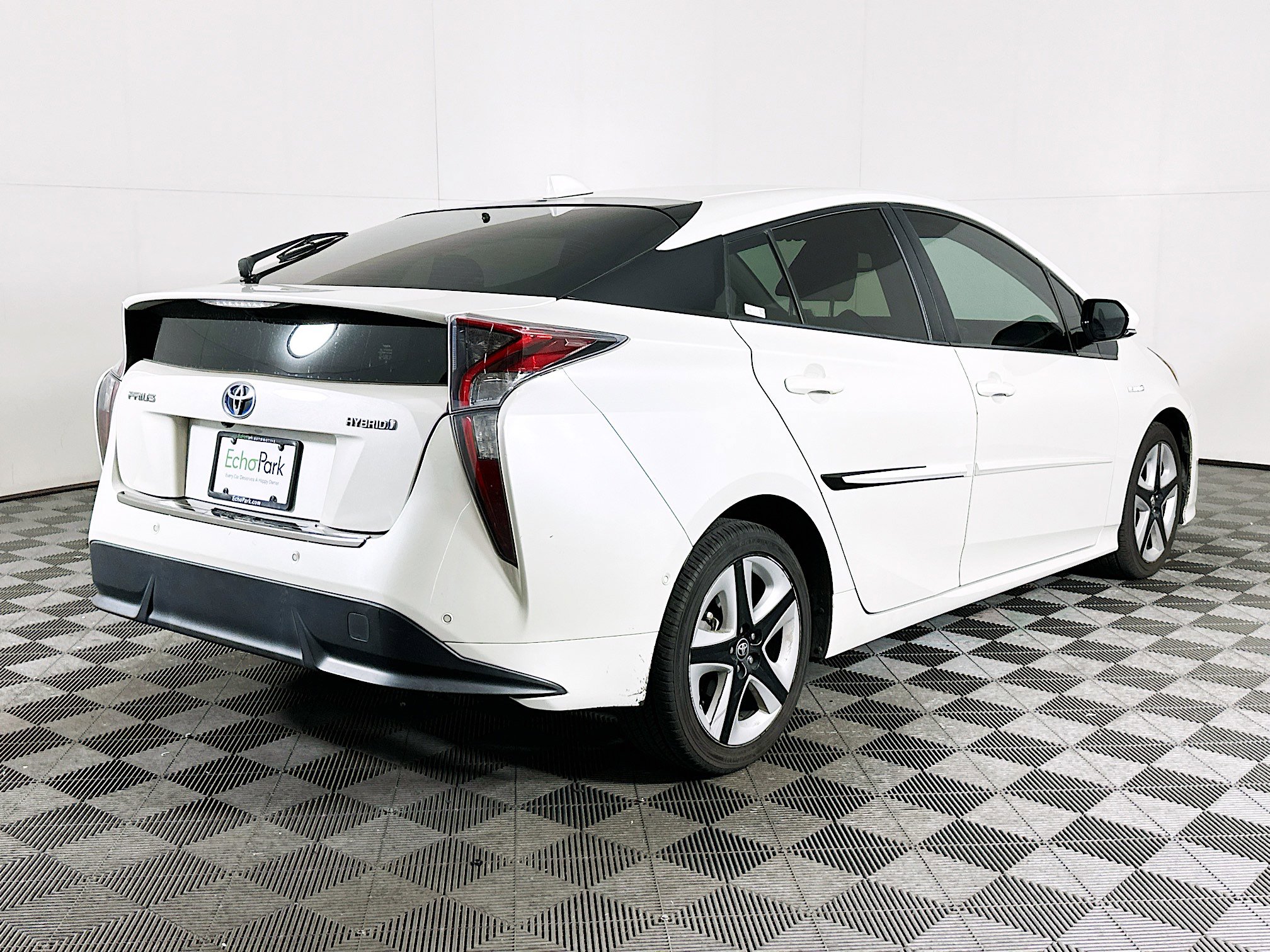 Used 2017 Toyota Prius Four Touring w/ Premium Convenience Package FWD image 9