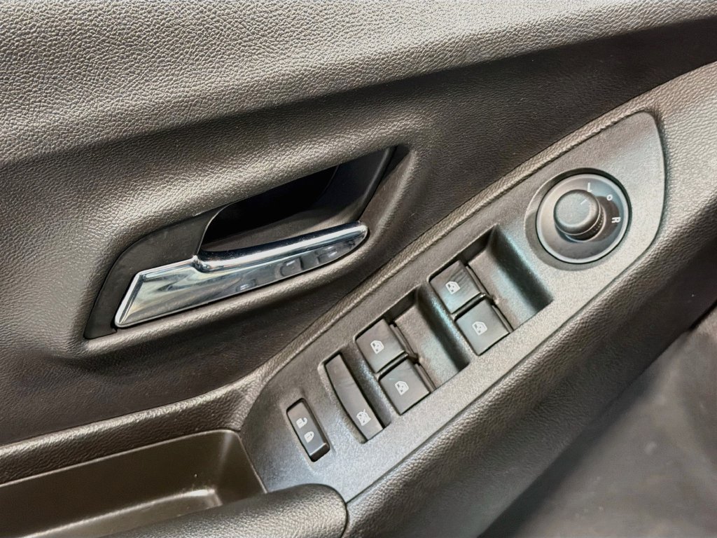 Used 2019 Chevrolet Trax LT w/ LT Convenience Package FWD image 16