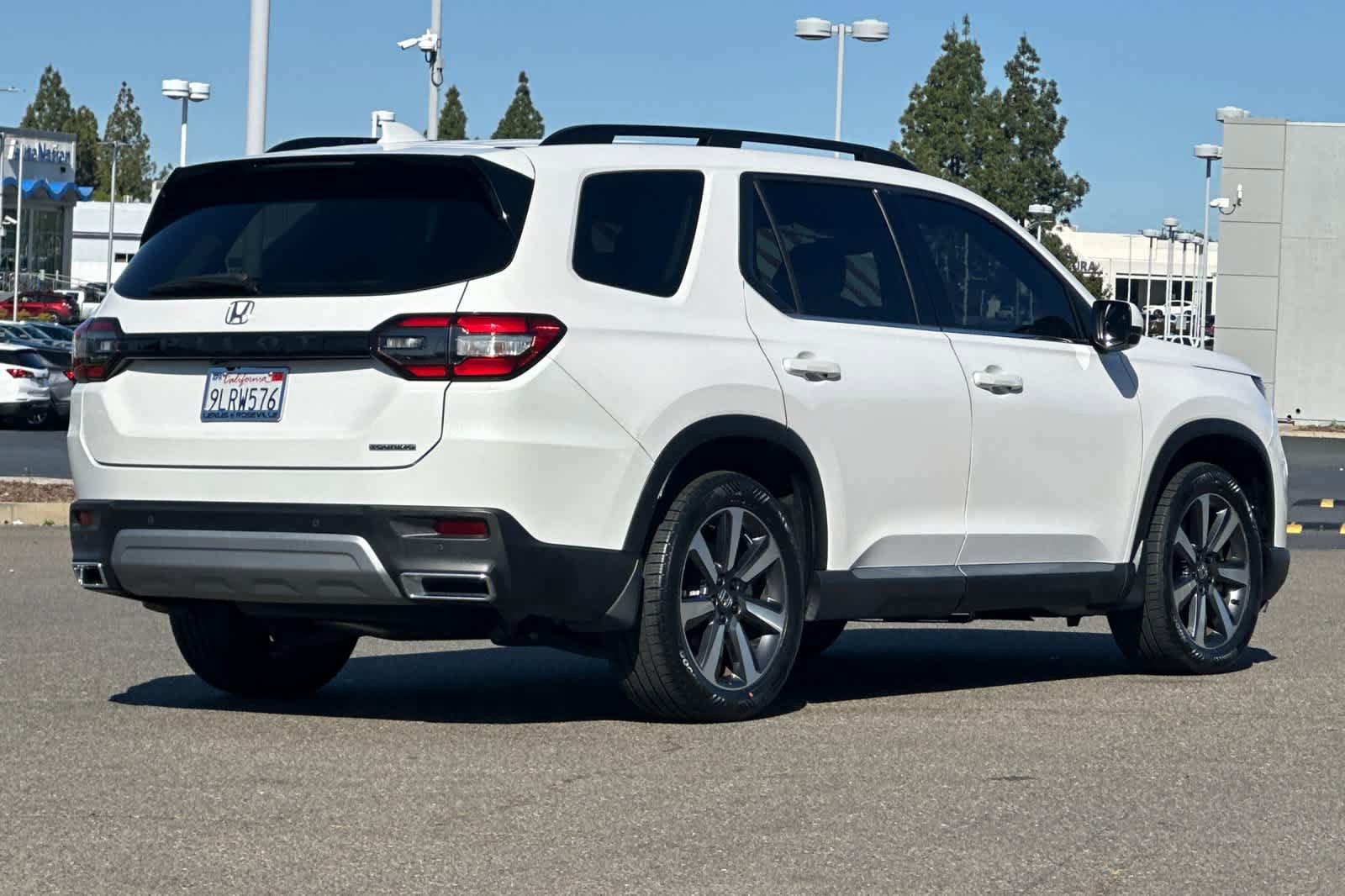 Used 2024 Honda Pilot Touring image 2