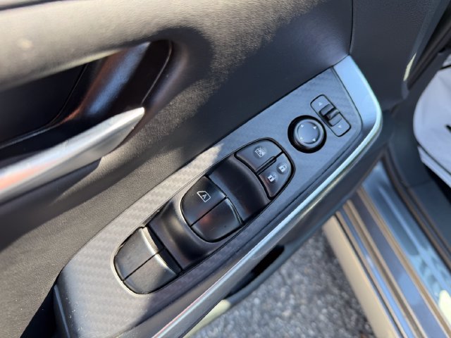 Used 2025 Nissan Sentra SR FWD image 17