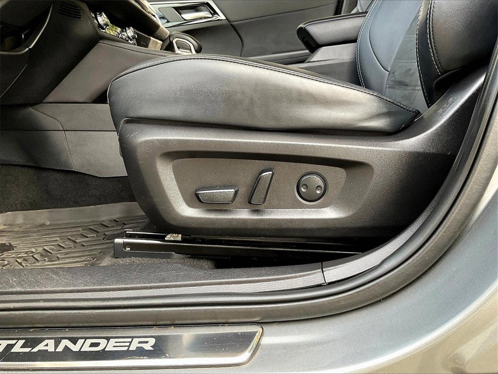 Used 2024 Mitsubishi Outlander SE image 28