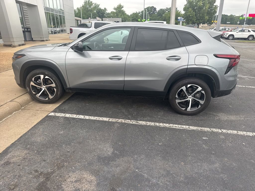 Used 2024 Chevrolet Trax RS w/ Sunroof Package FWD image 9