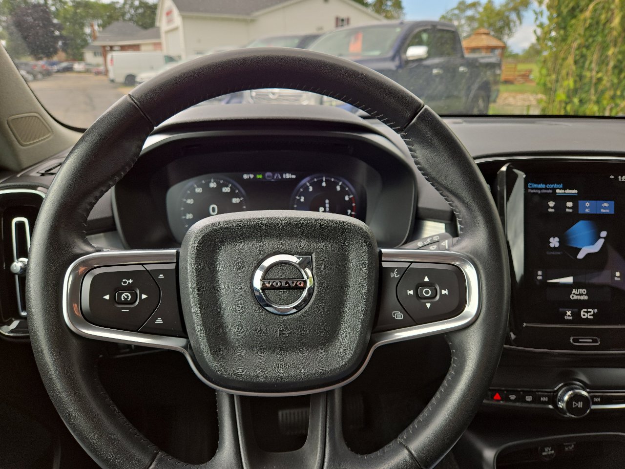 Used 2021 Volvo XC40 T4 Momentum image 24