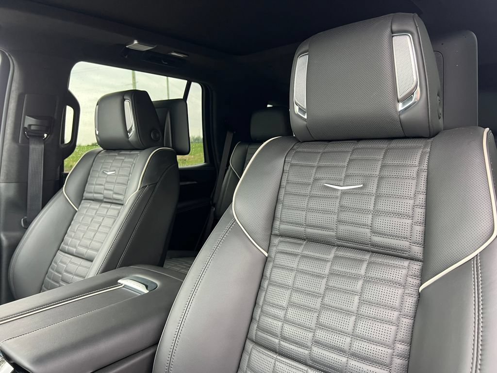 Used 2025 Cadillac Escalade Sport Platinum w/ LPO, ONYX Package AWD/4WD image 16