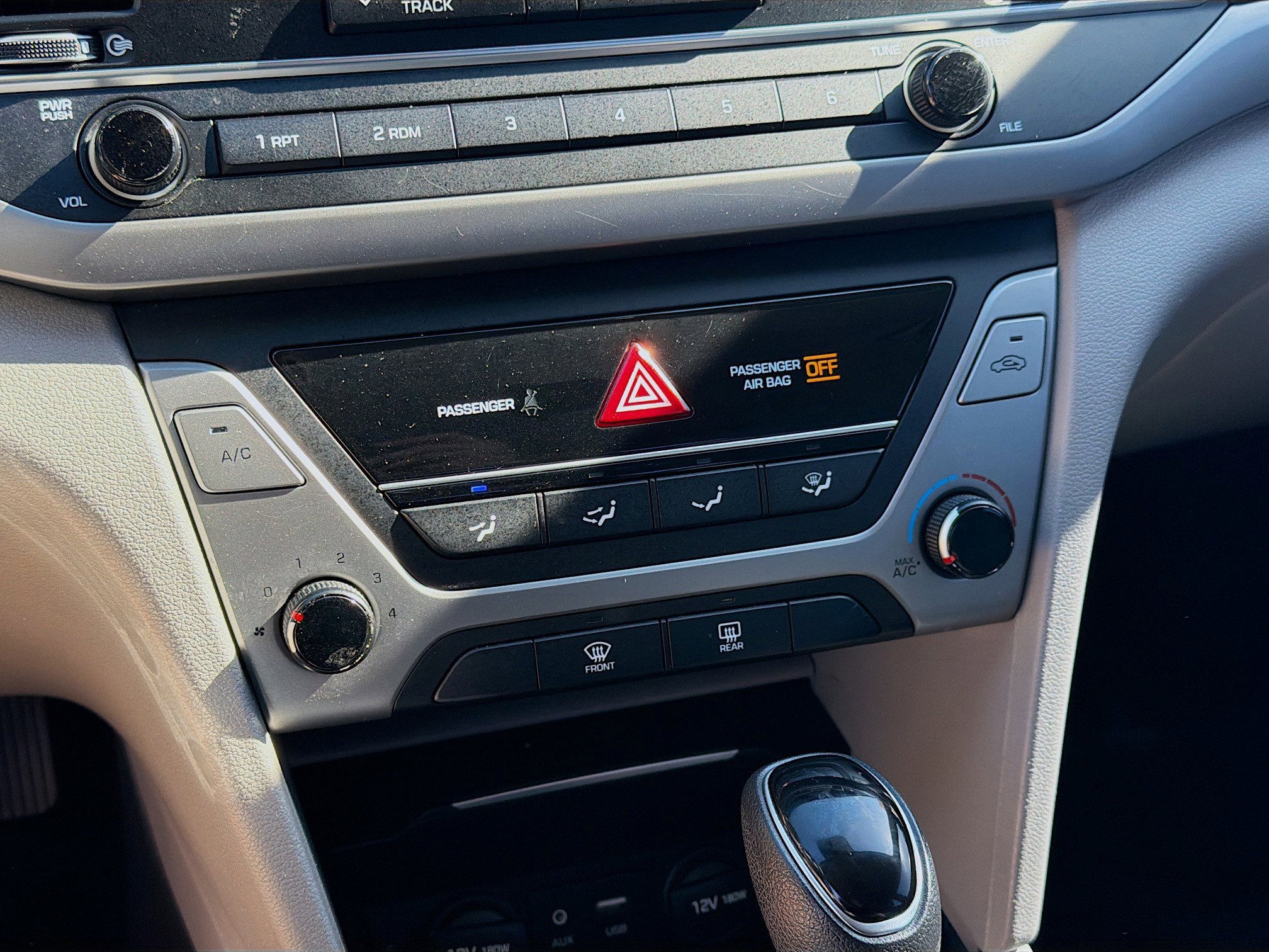 Used 2017 Hyundai Elantra SE image 11