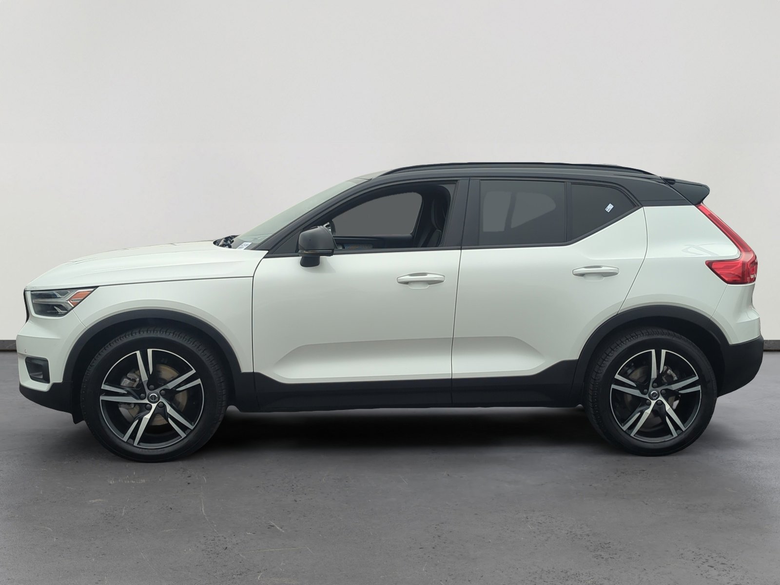 Used 2021 Volvo XC40 T5 R-Design w/ Climate Package image 2