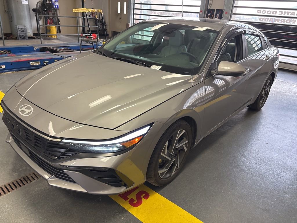 Used 2025 Hyundai Elantra Limited w/ Cargo Package image 2