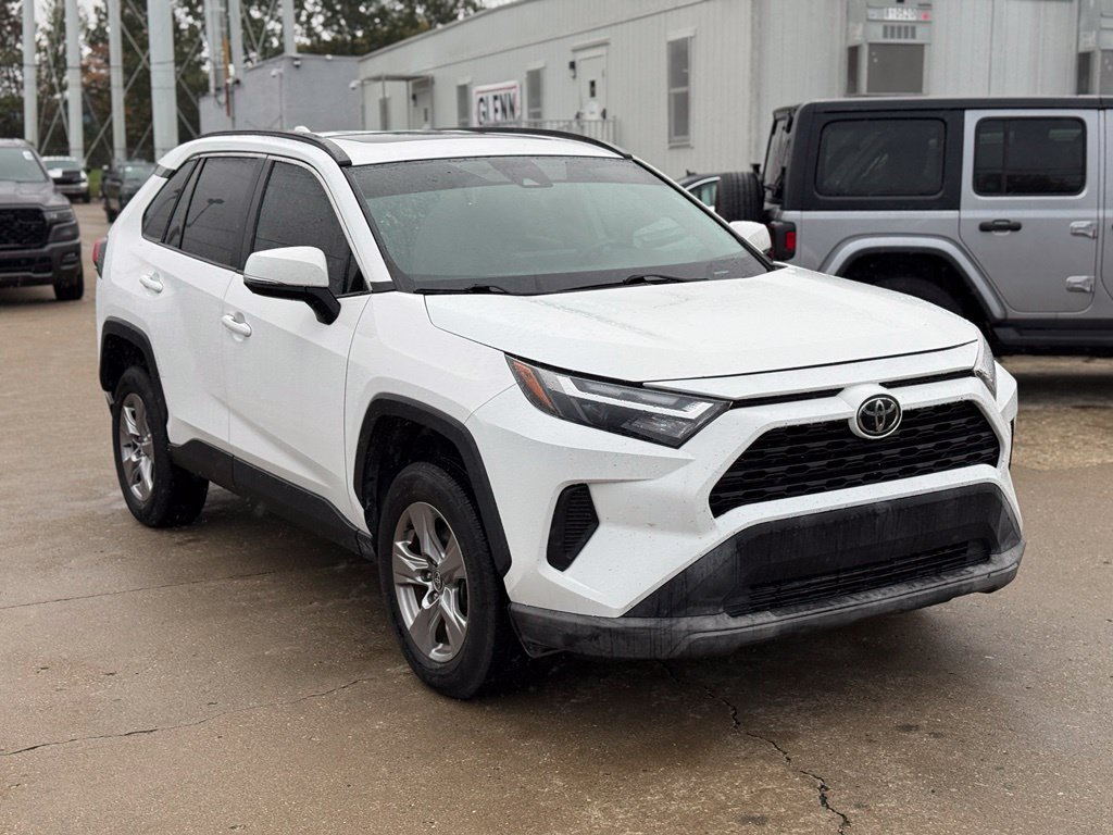 Used 2022 Toyota RAV4 XLE w/ Convenience Package FWD image 4