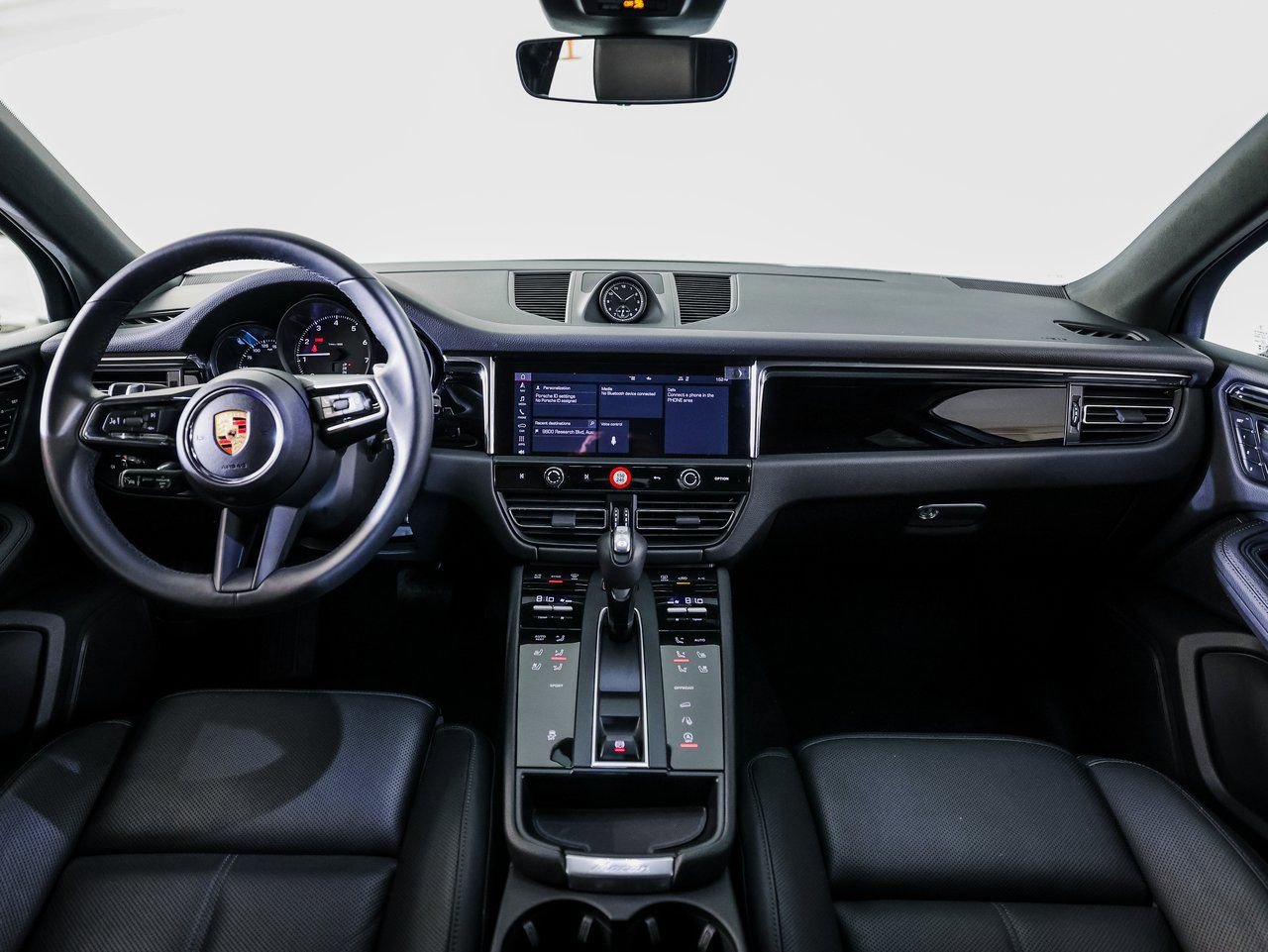 Certified 2025 Porsche Macan AWD/4WD image 25