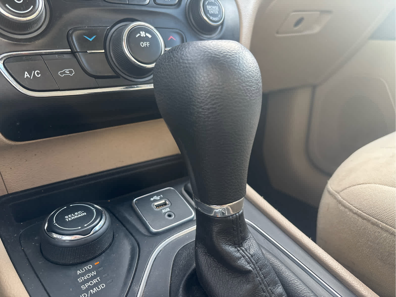 Used 2019 Jeep Cherokee Latitude w/ Cold Weather Group image 12