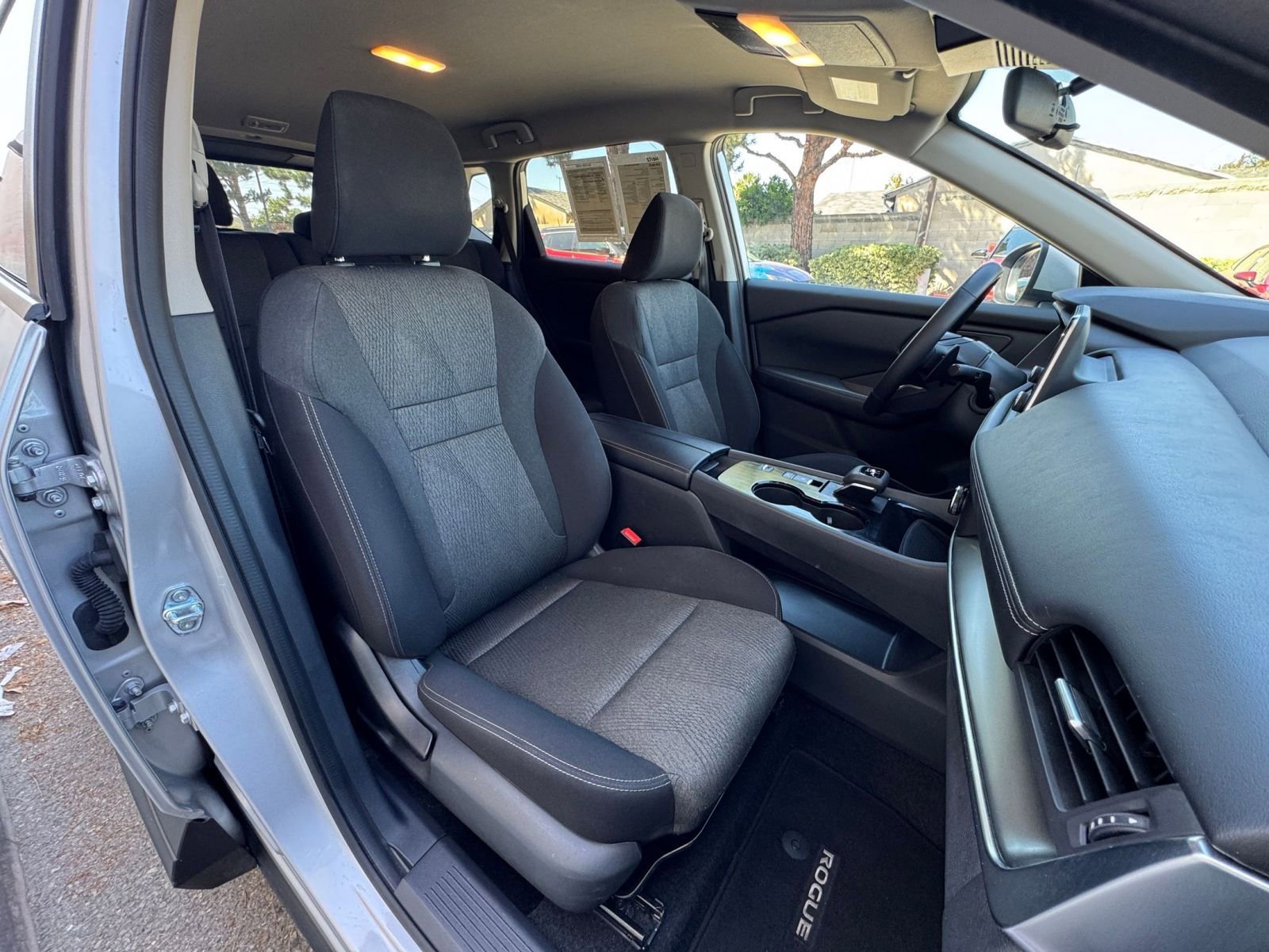 Used 2025 Nissan Rogue SV FWD image 38
